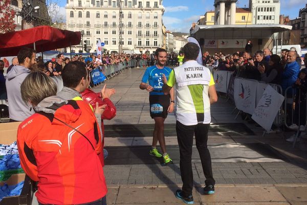 Le vainqueur du Marathon des Puys Gérard Fontbonne accueilli sur la ligne d'arrivée