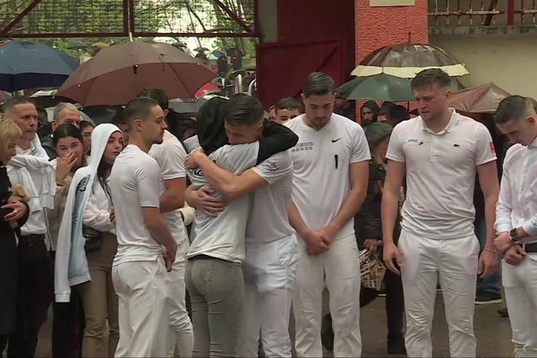 Le monde de la bouvine a rendu un dernier hommage à Enzo Robert ce mercredi 20 avril aux arènes de Sommières (Gard). Le jeune raseteur est décédé le 14 avril dernier après un accident lors d'une course camarguaise.