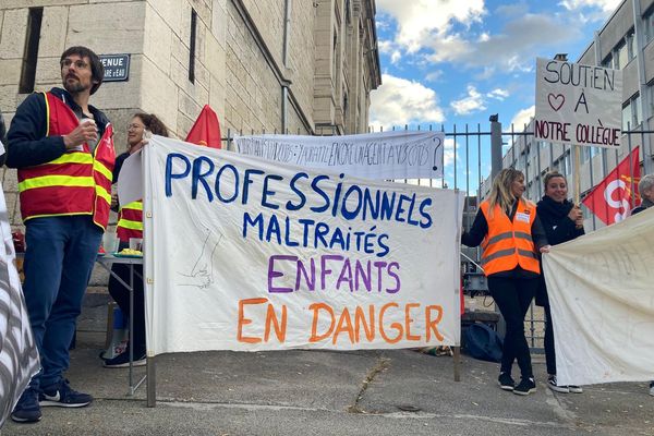 Une centaine d'agents du département du Doubs étaient réunis ce lundi 30 septembre, alors qu'un appel à la grève était lancé pour dénoncer des conditions de travail dégradées, et pour exprimer leur soutien à un collègue agressé début septembre.