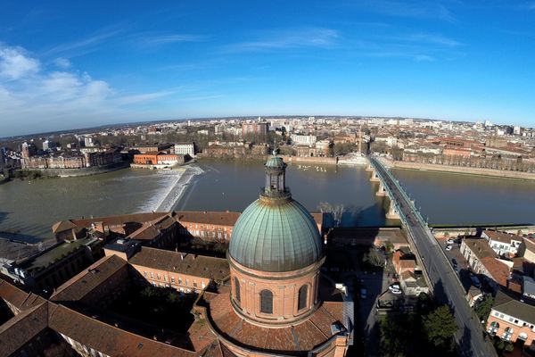 Vue aérienne du centre-ville de Toulouse où un périmètre de site patrimonial remarquable existe depuis août 1986.