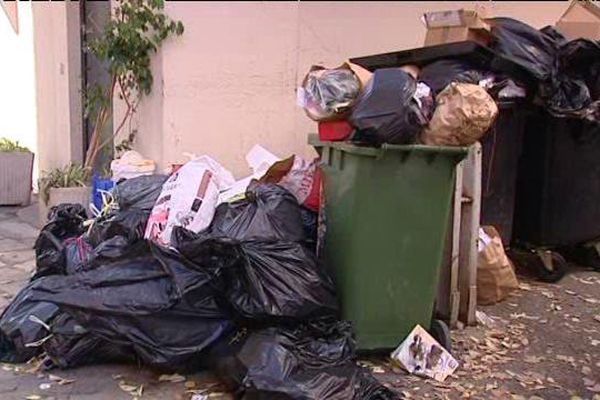 Illustration - Les poubelles s'entassent dans les rues de Bastia.