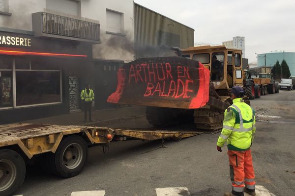 Pour réclamer la baisse du gazole non routier en 2019, les professionnels des travaux publics avaient bloqué le dépôt  pétrolier avec leurs engins