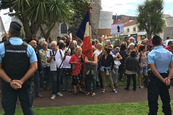 Près de 200 personnes étaient présentes devant l'hôtel de ville  entre 11h00 et 12h00, selon la préfecture de la Loire-Atlantique qui a précisé que les deux manifestations se sont déroulées sans incident. 
