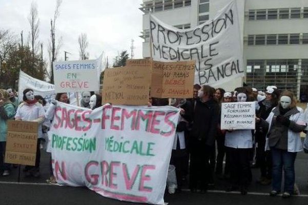 La manifestation des sages-femmes devant l'ARS de Poitiers