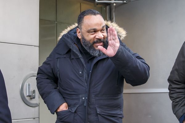 Dieudonné en audience au Ministère public de Genève le 4 février 2020. Il est accusé d'avoir tenu des propos négationnistes lors de spectacles à Genève et à Nyon.