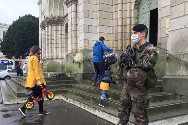 des militaires de l'opération Sentinelle devant l'Eglise Saint-Laud à Angers