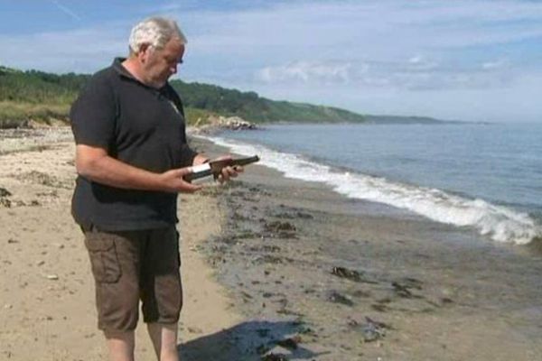 C'est sur cette plage située près des falaises de Landemer que Guy a ramassé cette bouteille.