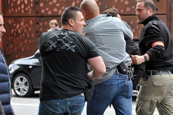 Un manifestant interpellé mardi à Lille par des policiers en civil.