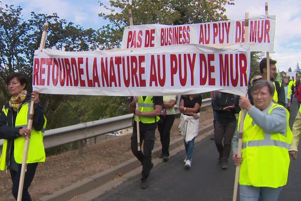 Samedi 14 octobre, environ 130 personnes se sont rassemblées à Mur-sur-Allier contre un projet de stockage de déchets inertes.