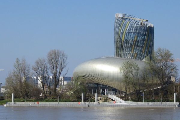 La Cité du Vin dont la forme vient du mouvement du vin dans un verre selon les architectes d'X-TU © Jean-Pierre Stahl