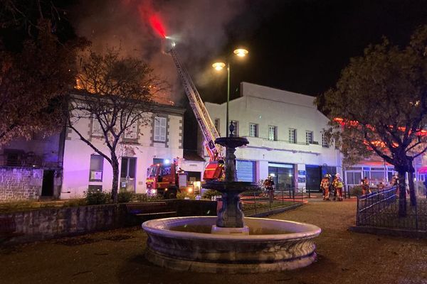 Les secours ont été appelés peu après 18 h 30 pour un violent incendie dans un immeuble en plein centre de Saint-Junien en Haute-Vienne.