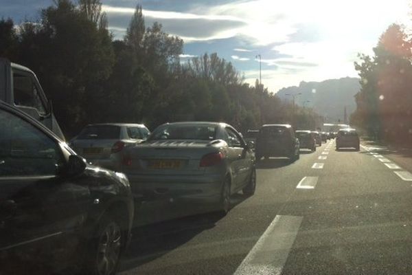 Le soleil qui descend, la pollution et un bouchon : paysage habituel aux abords de Grenoble.