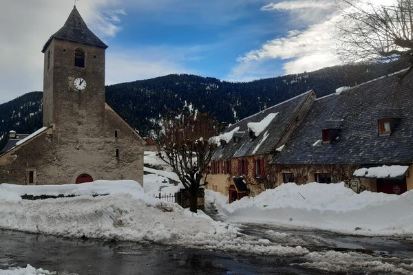 Le village d'Aulon, dans les Hautes-Pyrénées, après les importantes chutes de neige qui ont coupé son accès, le 7 décembre 2021.