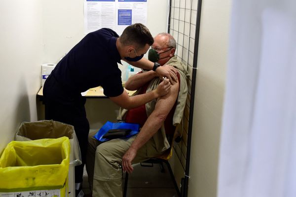 Les pompiers participent activement à la campagne de vaccination comme ici à Marseille. Les Sapeurs-Pompiers de Seine-Maritime seront à Etretat le week-end du 15 août.