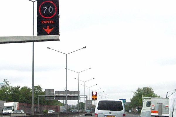 L'expérimentation a débuté sur l' A 1. Depuis le 29 avril, aux heures de pointe du matin, la voie de gauche est réservée aux bus et taxis.