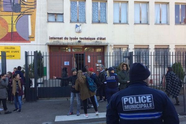 Quatre voitures de police se trouvaient ce mercredi matin devant l’établissement. 