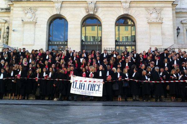 Près de 250 avocats ont manifesté devant le Palais de justice de Nice contre la réforme de leur profession. 