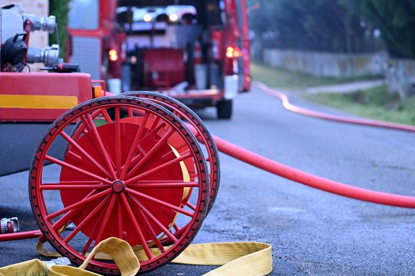 Les sapeurs-pompiers ont déployé deux lances à incendie pour venir à bout des flammes.