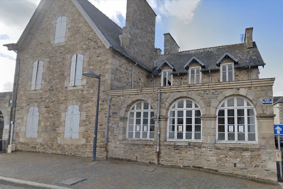 Cotes d’Armor.  Tréguier sells part of its historic real estate