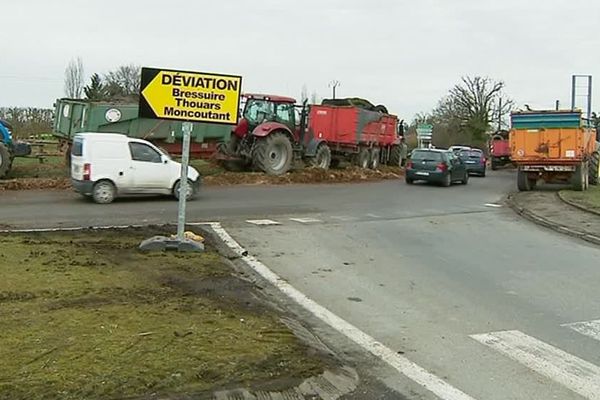 Les agriculteurs ont organisé un barrage filtrant sur un rond point à l'entrée de Parthenay dans les Deux-Sèvres.