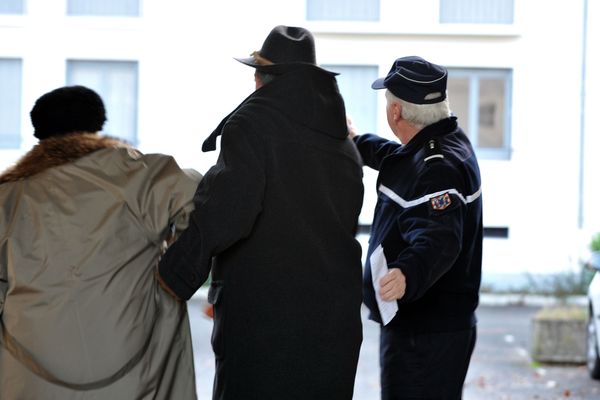 Des victimes de Sylviane Hamon à la gendarmerie de Chinon, en 2011. 