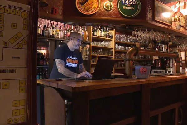 Laurent Besson, gérant de la taverne Gambrinus, a lancé une cagnotte en ligne dans l'espoir de sauver son établissement. • © France 3 PIDF
