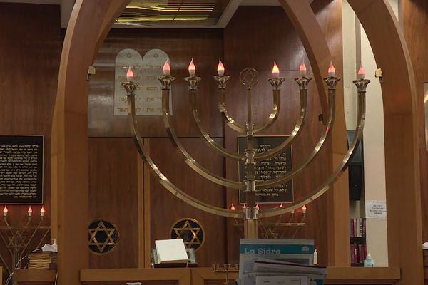 Dans cette synagogue de Villeurbanne, le rabbin a allumé le 7 décembre une bougie sur le candélabre. Puis une autre chaque soir, pendant huit jours.