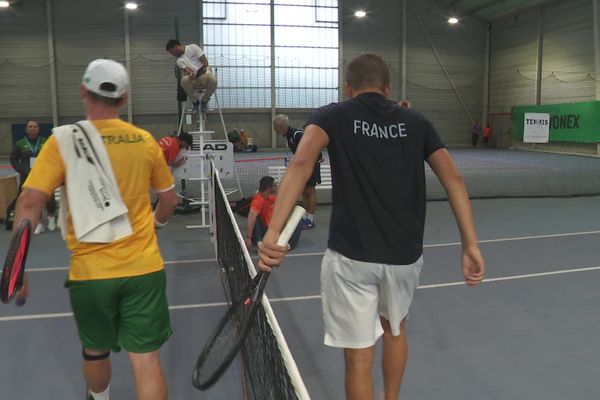 Arthur Etchebarn, le joueur français face à son adversaire australien lors des Championnats du monde de tennis adapté à Annecy - 9 septembre 2024