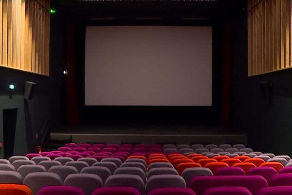 L'unique salle du cinéma dispose de sièges modernes, d'un nouvel écran et d'un meilleur son.