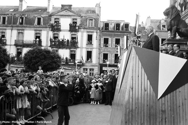 Dans ce cliché saisi par le photographe de Paris Match en 1960 à Vannes, un jeune garçon immortalise le discours du Général de Gaulle.