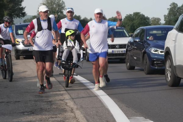 Alors que les Jeux Paralympiques débutent, ce mercredi 28 août, l'association "Joël'Stars" s'est lancée un grand défi. Une trentaine de coureurs vont accompagner sept personnes en situation de handicap en joëlette jusqu'à Paris.