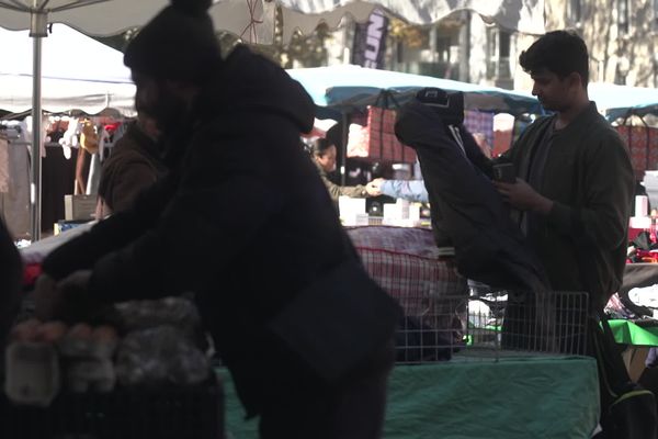 Le marché de la place Saint-Bruno à Grenoble le 16 novembre 2024.