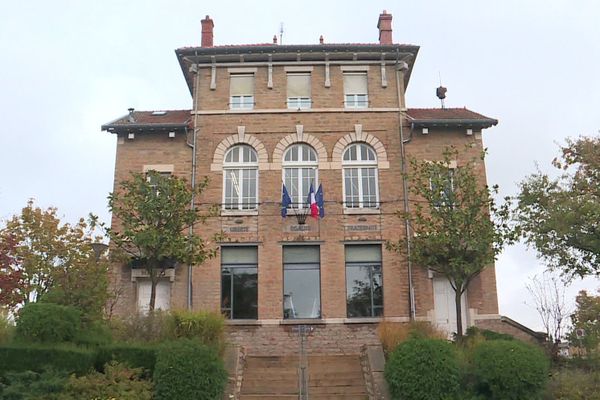 A Charnay-lès-Mâcon, sur 7 663 habitants (chiffres du dernier recensement), il y aurait environ 90 cas positifs. 