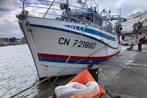 Gros Loulou, un chalutier de Trouville-sur-Mer, a été victime d'une avarie le 27 mars 2024.