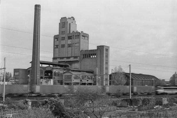 L'usine GDF de Tours quartier Tonnelé mise en service en 1953 et détruite en 1989.