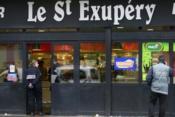 Des policiers devant le bar le Saint-Exupéry à Orly où a eu lieu la fusillade ce vendredi 23 novembre.