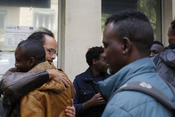 Des migrants et le militant Cédric Herrou devant la Plate-forme d’accueil des demandeurs d’asile (PADA) de Nice en mai 2017.