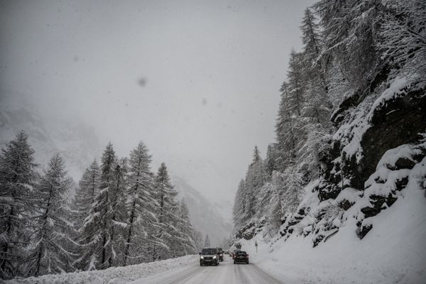 Des automobilistes sur la route entre Val d'Isère et Tignes le 22 décembre 2019.