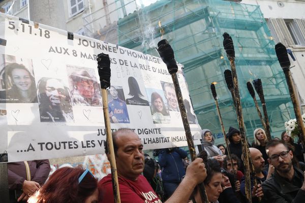 Ce mardi 5 novembre, entre 500 et 1 000 personnes ont observé huit minutes de silence pour les victimes de l'effondrement de deux immeubles, il y a un an.