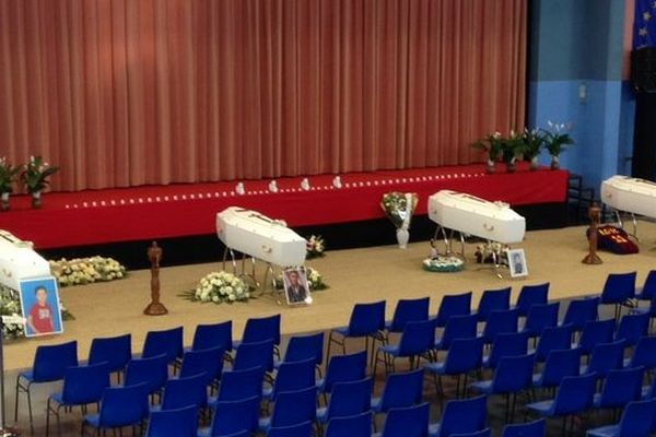 La chapelle ardente à Saint-Féliu d'Avall avec les quatre cercueils d'enfants décédés dans l'accident de bus de Millas.