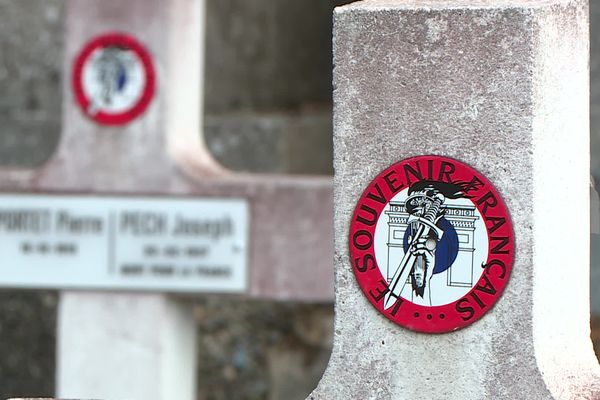 À Toulouse (Haute-Garonne), l'association Le Souvenir Français perpétue la mémoire des 1700 militaires enterrés dans le cimetière de Terre Cabade