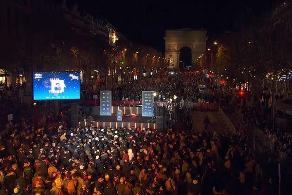 Les Champs-Elysées sont prêts pour la cérémonie des illuminations