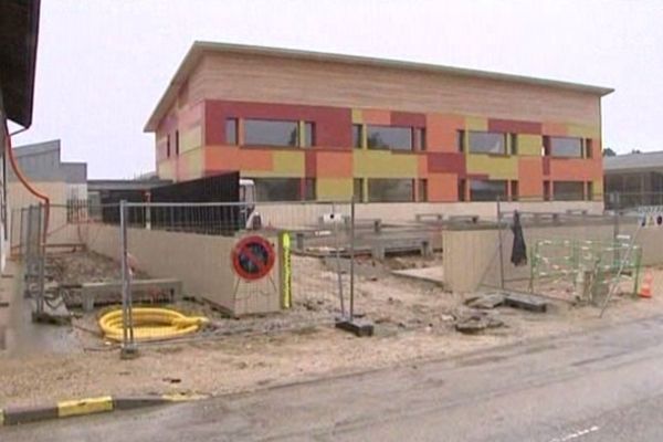 L'école, flambant neuve, devait ouvrir le 7 janvier.