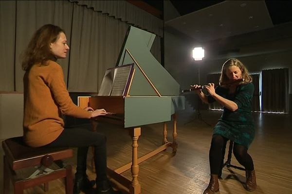 Sophie Charpentier au clavecin et Eléonore au traverso, pour l'Ensemble Félicitas.