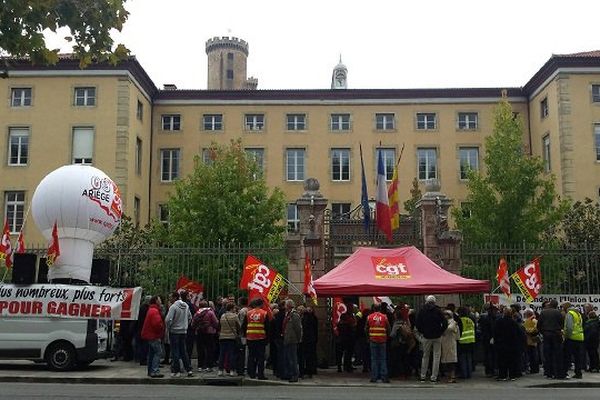 Des militants CGT rassemblés devant la mairie de Foix pendant la visite de leur secrétaire général Philippe Matinez au maire 