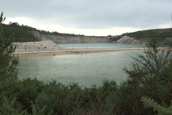 L'ancienne carrière de kaolin à Berrien dans le Finistère contient 1 million de m3 d'eau.  Une eau chargée en arsenic à cause de la dissolution naturelle de minéraux et de rochers.