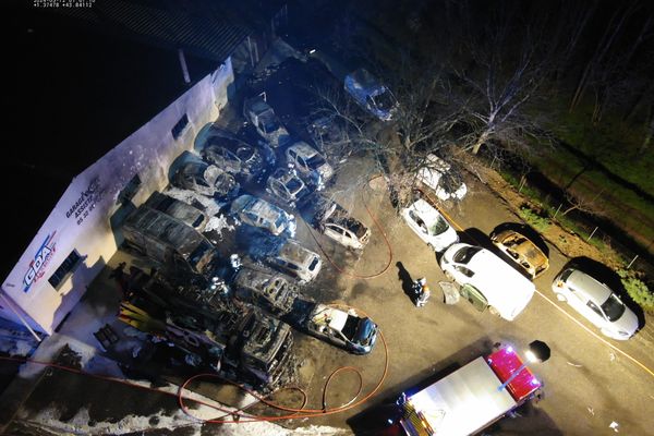 Un incendie a ravagé une douzaine de véhicules à l'extérieur d'un garage automobile à Fronton, en Haute-Garonne.