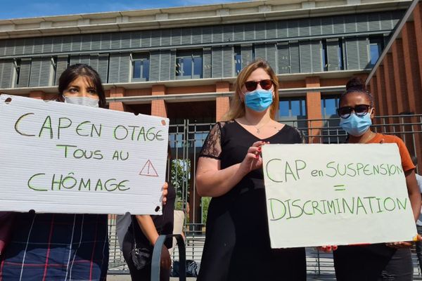 Le report des examens des élèves des écoles de coiffure toulousaines au mois de septembre pénalise les contrats d'été estivaux des étudiants.