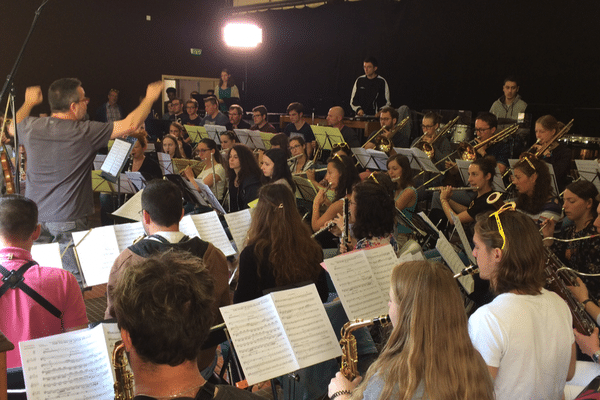 L'orchestre de 90 personnes est composé de Français (Cébazat), d'Allemands (Gerstetten) et de Hongrois (Pilisvörösvár).