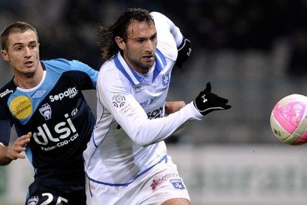 Le défenseur auxerrois Cédric Hengbart (en blanc) première recrue de l'AC Ajaccio